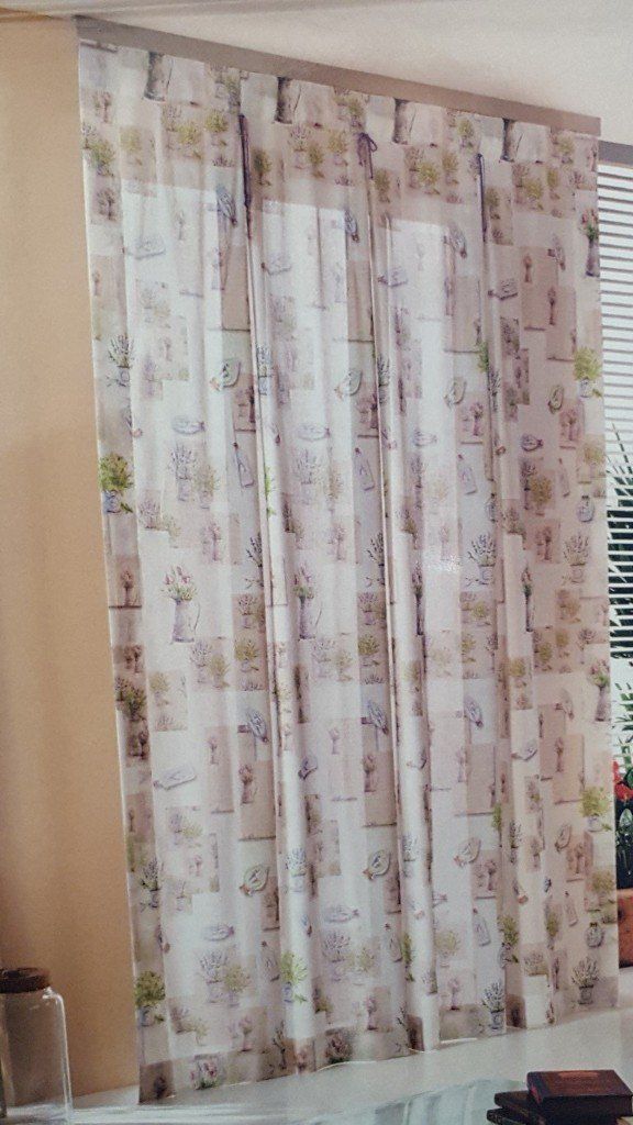 tende con decorazioni floreali rosa