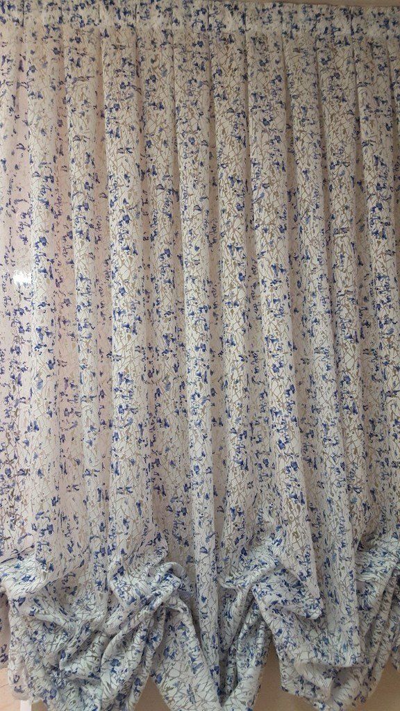 tende d'interno con fiori blu