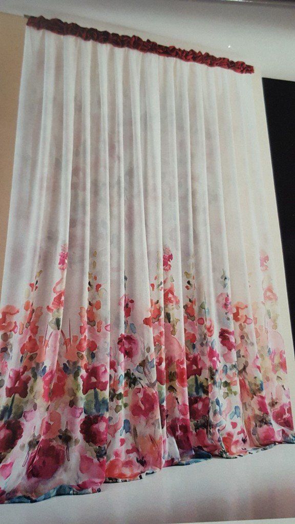 tende con decorazioni fiorate
