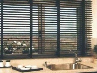 cucina con tenda veneziana