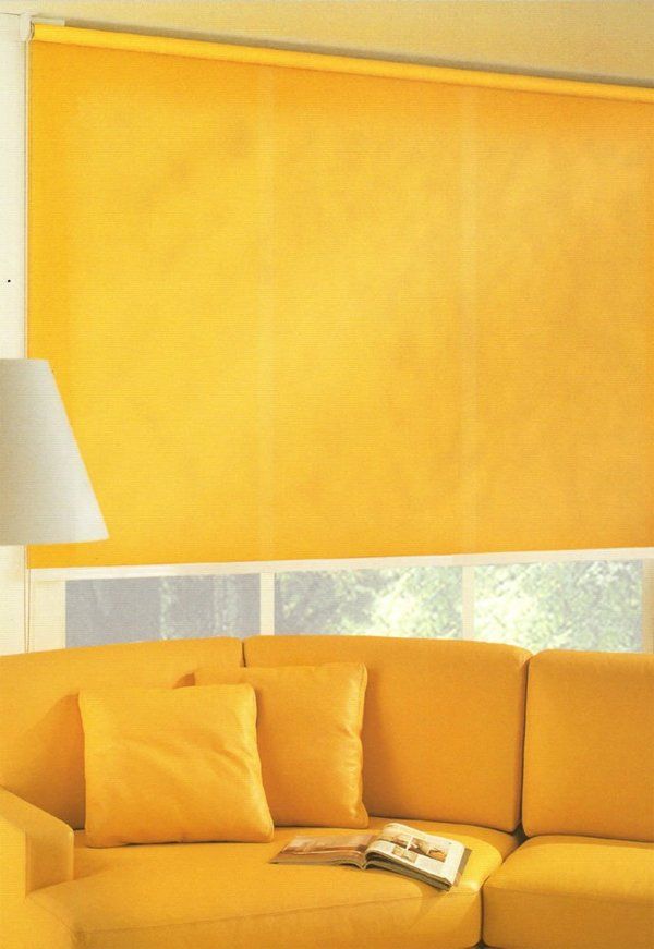 tenda a rullo su misura e coordinata con divano