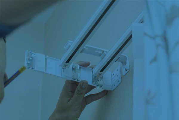 installazione di binari per tende