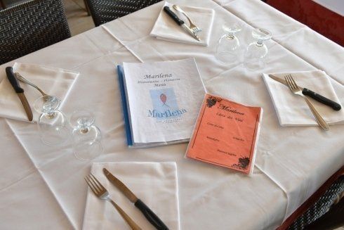 Inquadratura dall'alto di un tavolo del ristorante