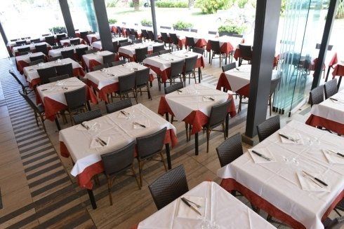 Alcuni tavoli nel ristorante