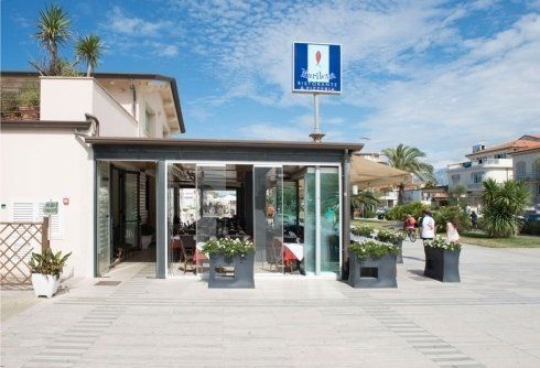 Entrata del ristorante vista dall'esterno