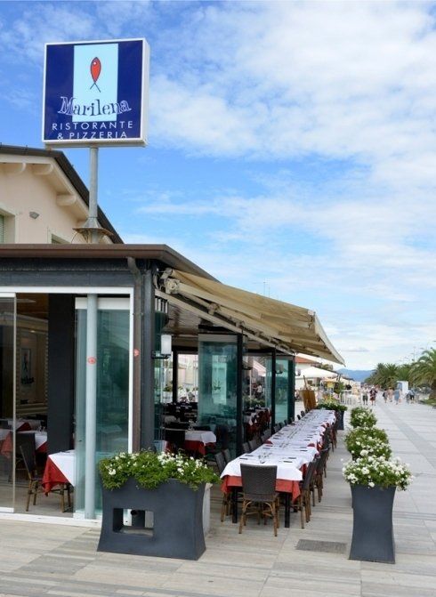 Vista d'angolo dell'esterno del ristorante