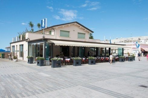 Vista frontale dell'esterno del ristorante