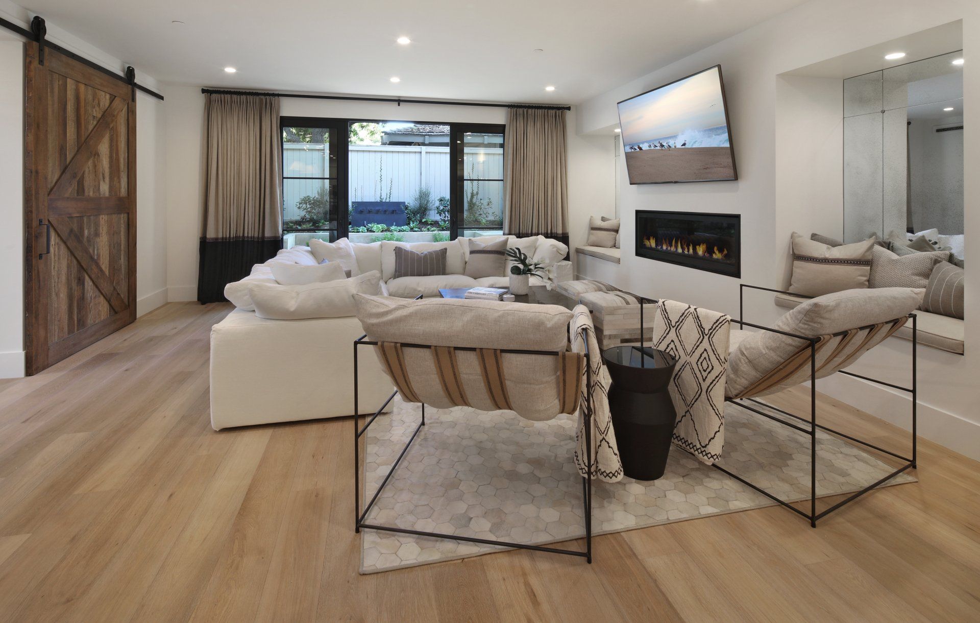 Living room in Contemporary House in Newport Beach, CA designed by Studio 6 Architects