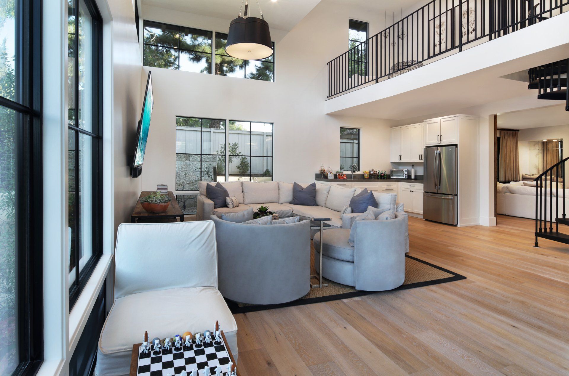 Dining room in  Contemporary House in Newport Beach, CA designed by Studio 6 Architects