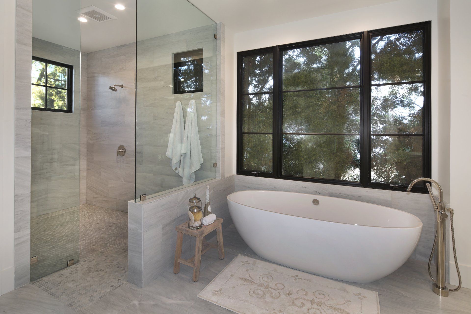Bathroom in Contemporary House in Newport Beach, CA designed by Studio 6 Architects
