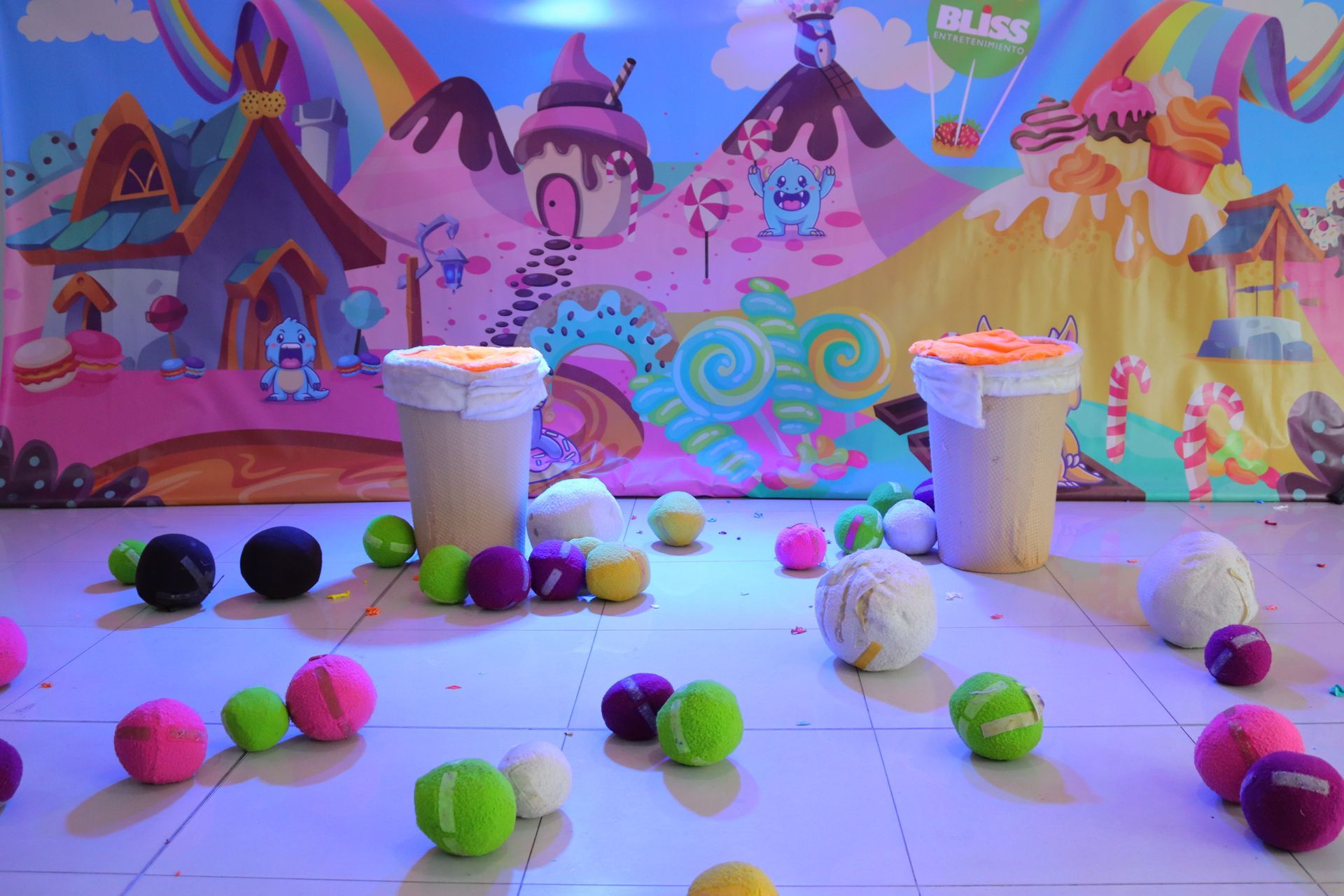 Un montón de bolas de colores están en el suelo.