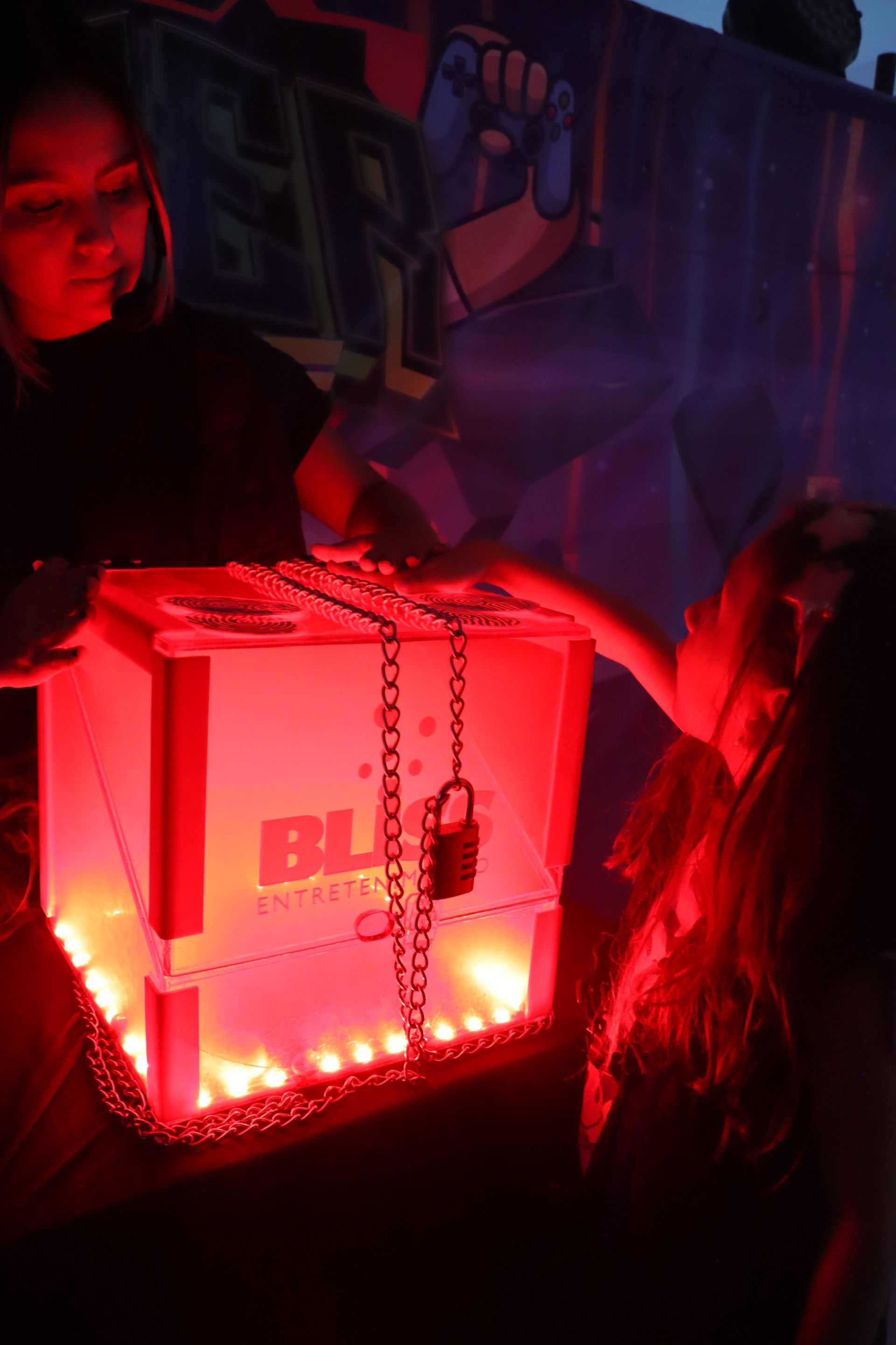 Una mujer y un niño están jugando con una caja que dice bl.