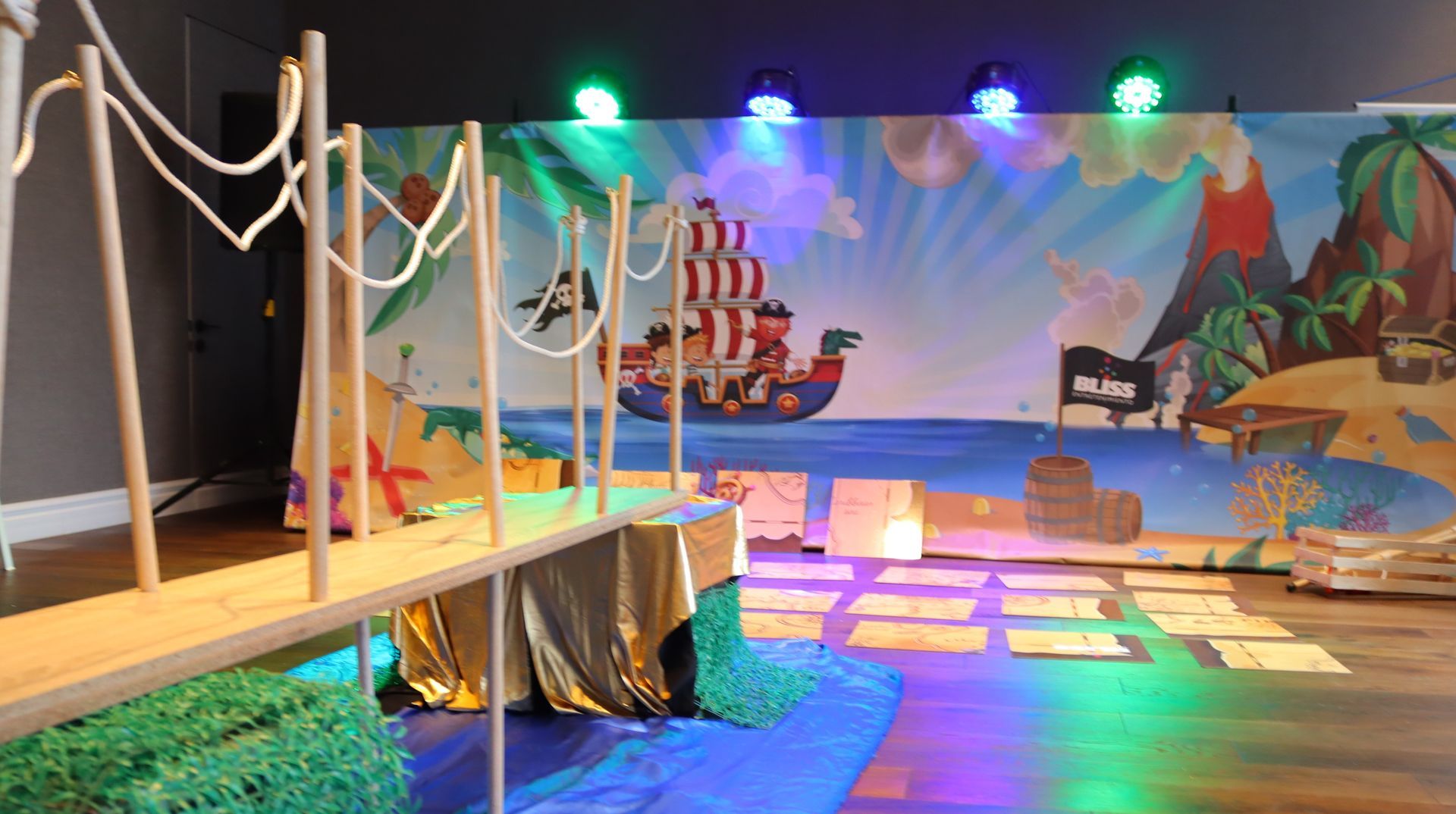 Una habitación con temática pirata y un barco pirata en la pared.