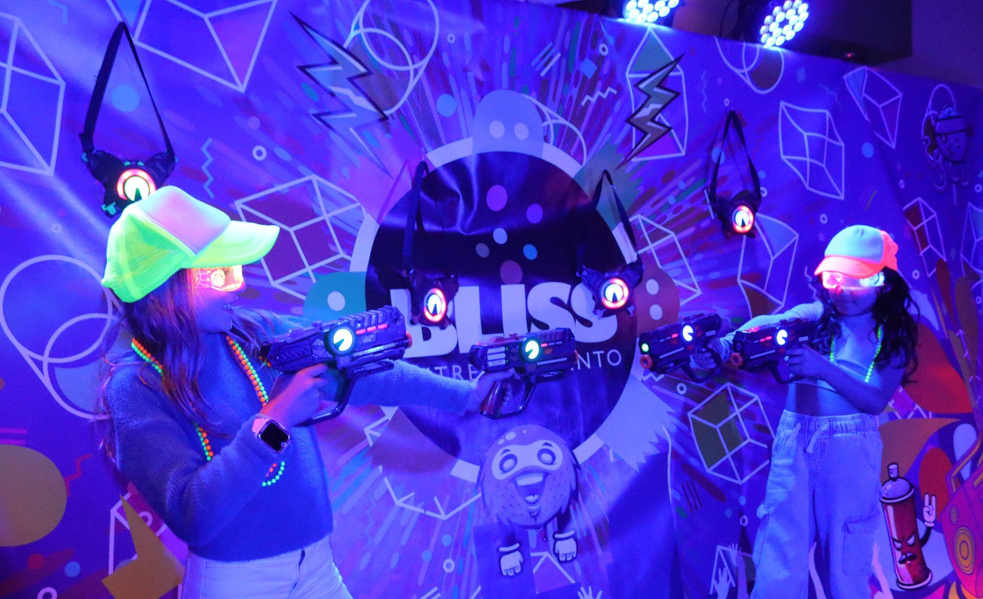 Una pareja está parada frente a un cartel que dice felicidad.