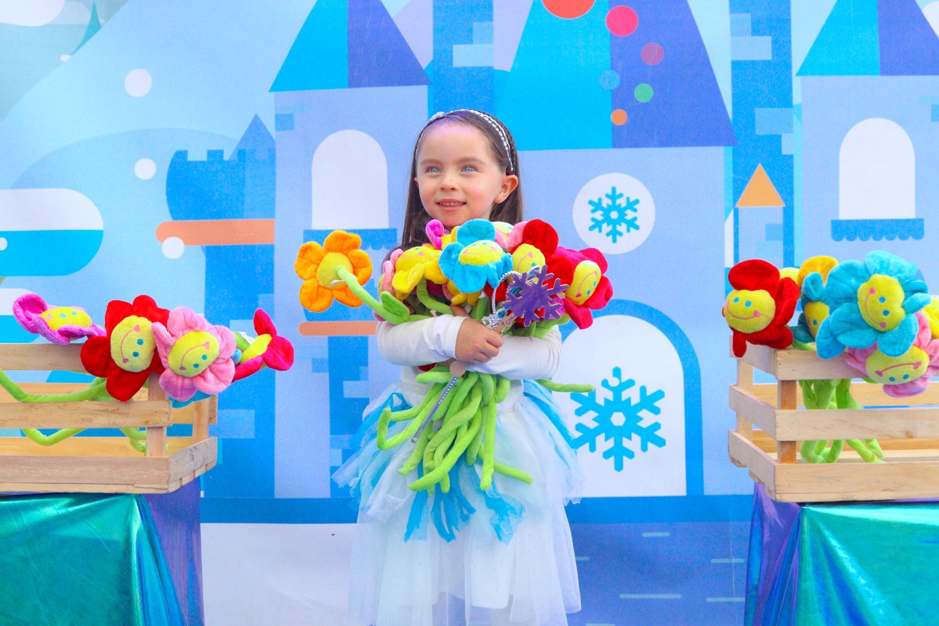 Una niña sostiene un ramo de flores frente a un castillo.