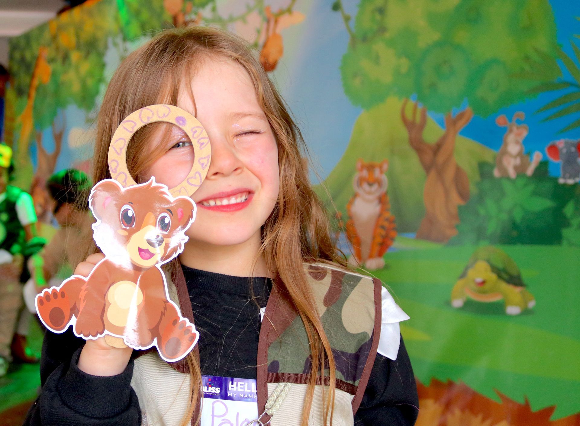 Una niña sostiene un animal de peluche frente a su cara.