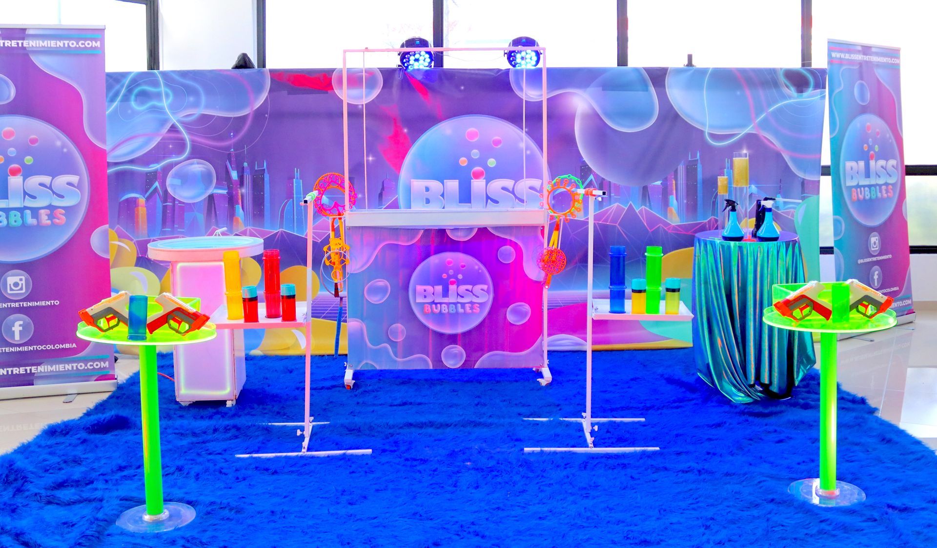 Una habitación con mesas y una pared con burbujas.