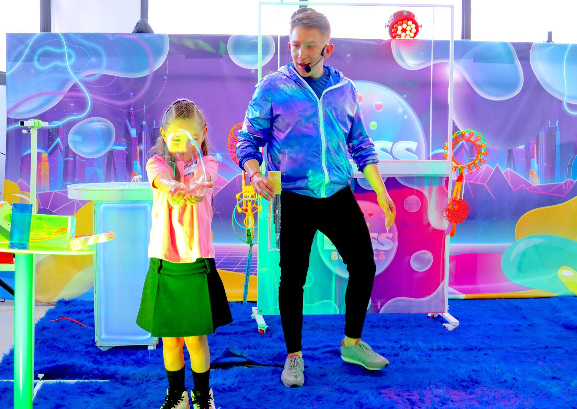 Un hombre y una niña están bailando en una habitación.