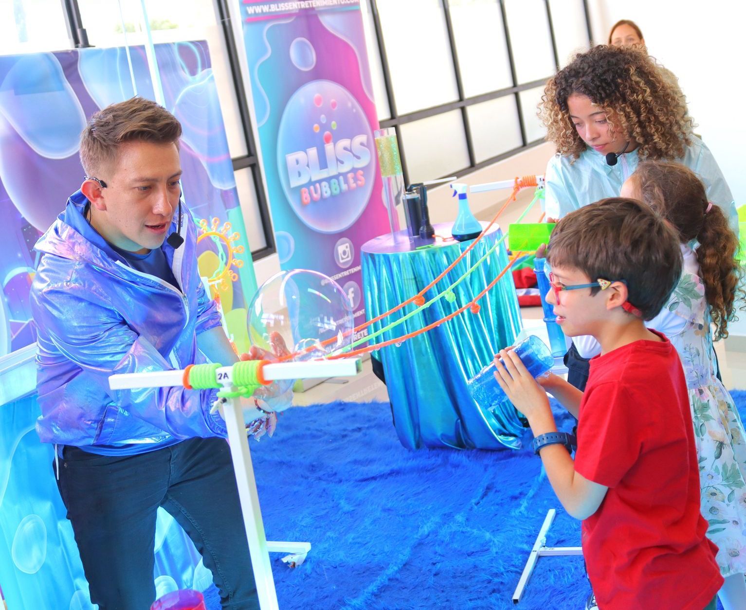 Un grupo de niños está jugando con burbujas en una habitación.