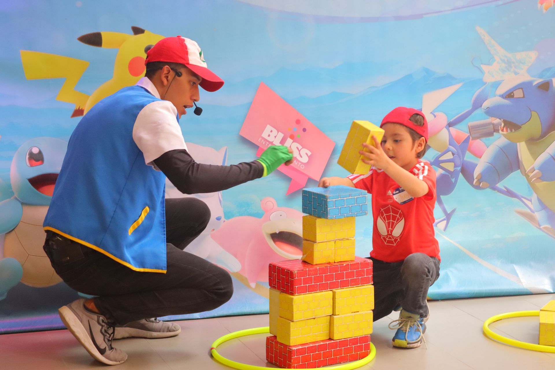 Un hombre y un niño están jugando con bloques.