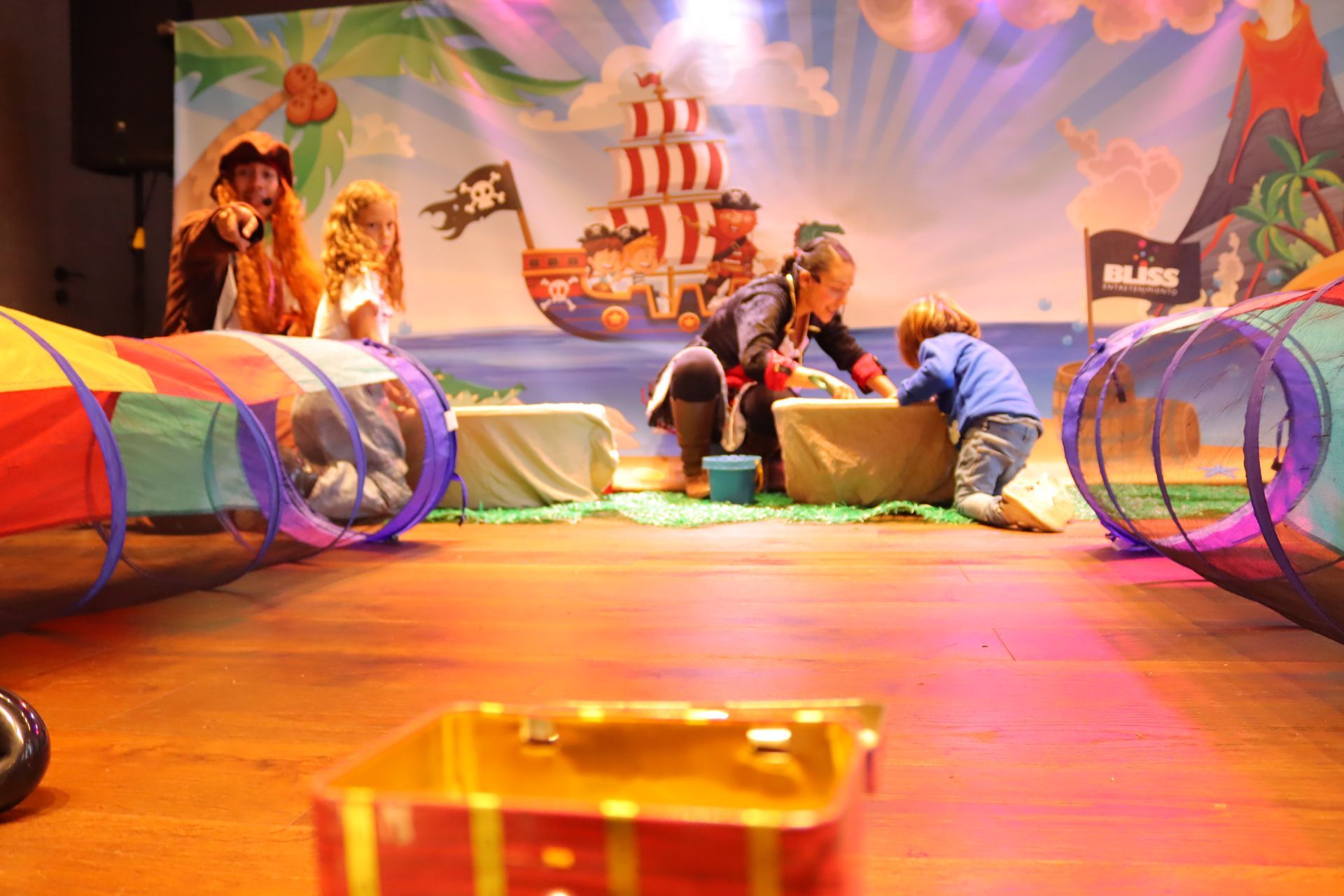 Un grupo de niños está jugando en una habitación con temática pirata.