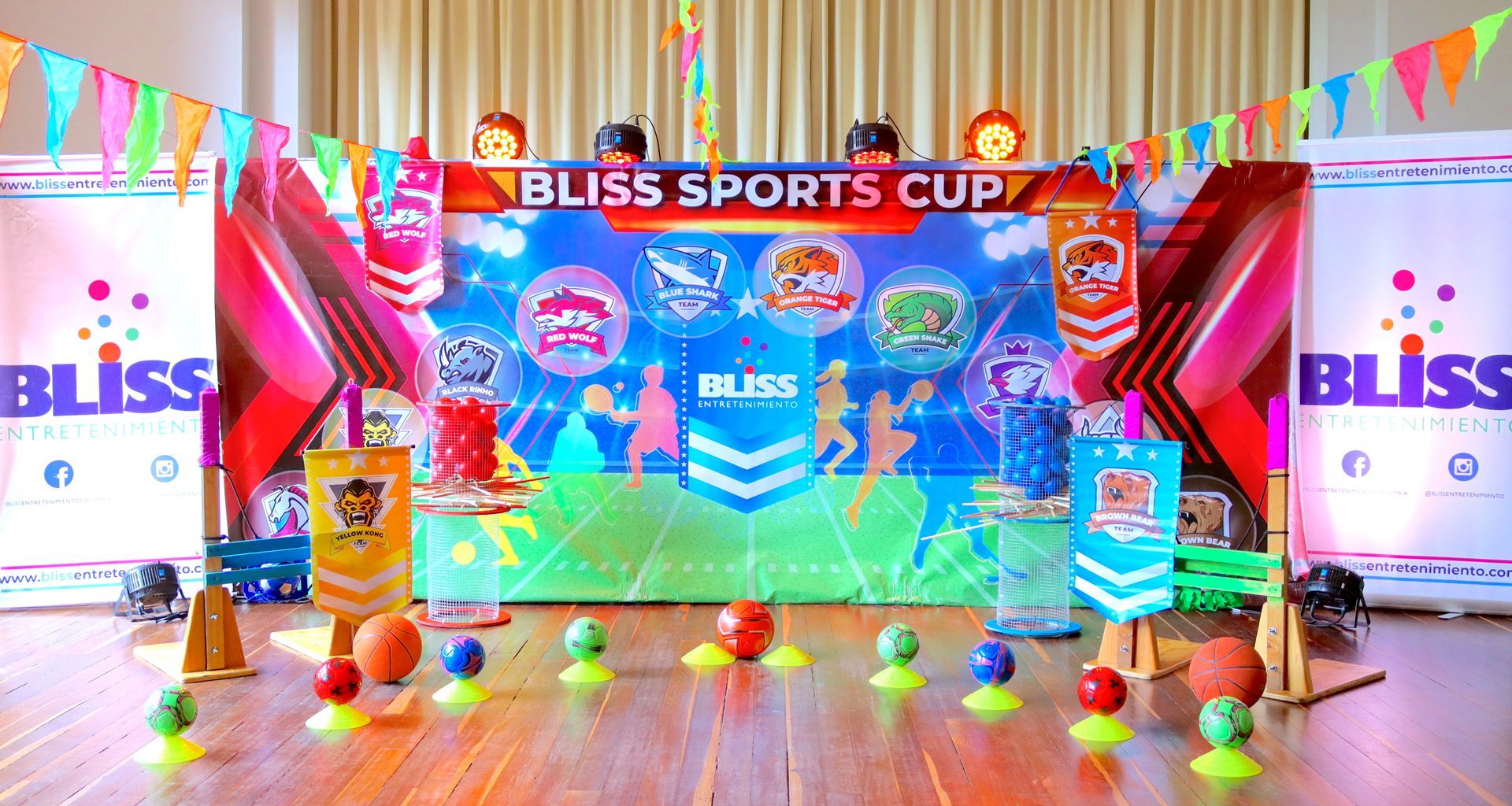 Se está jugando un partido de baloncesto en un escenario dentro de una habitación.