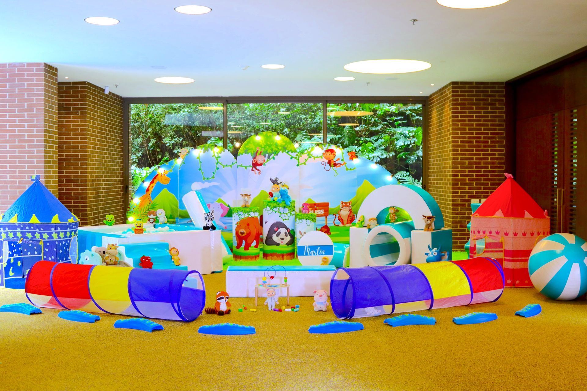 Una zona de juegos infantiles con un tobogán y animales.