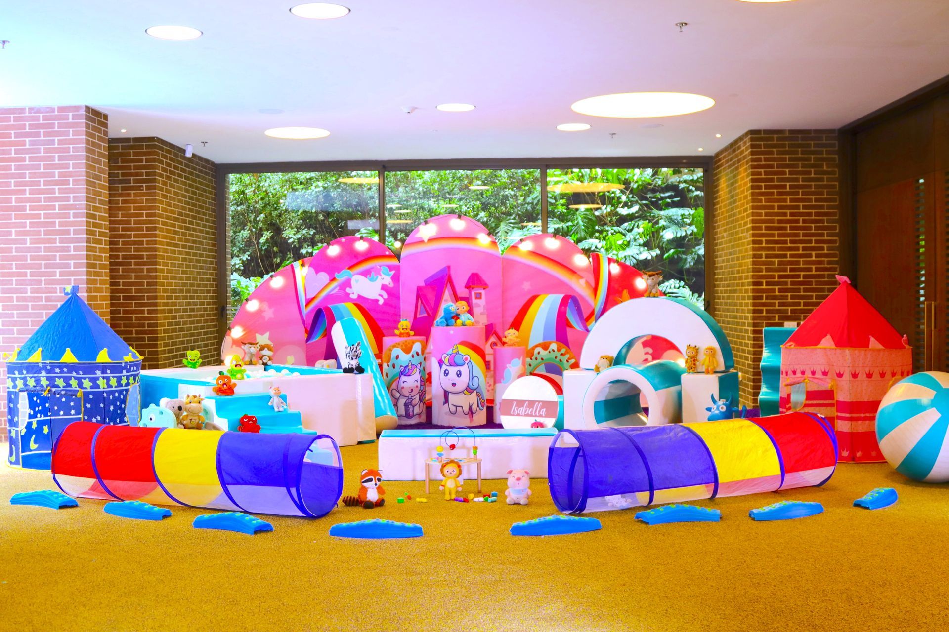 Una habitación llena de muchos juguetes y decoraciones para la fiesta de cumpleaños de una niña.