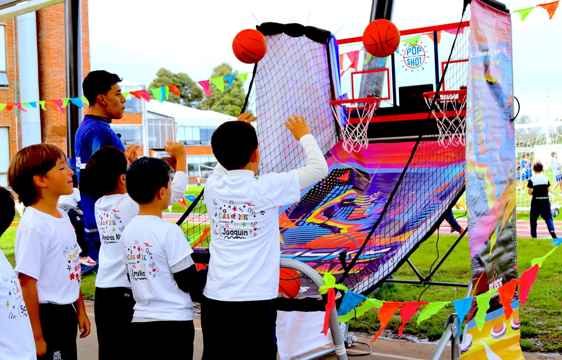 Un grupo de chicos jóvenes están jugando un partido de baloncesto.