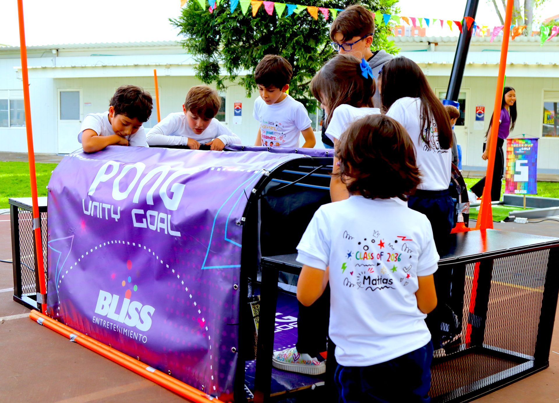 Un grupo de niños está jugando a un juego llamado pong.