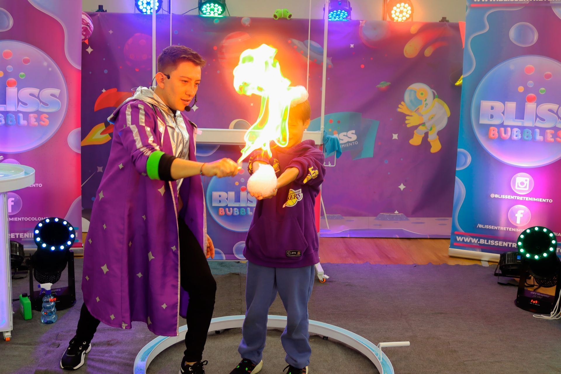 Un hombre y un niño están jugando con burbujas en una habitación.