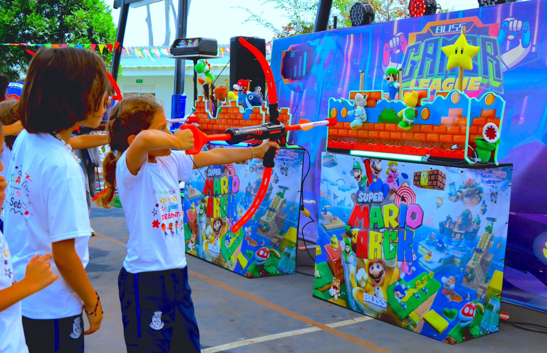 Un grupo de niños está jugando un juego con arcos y flechas.