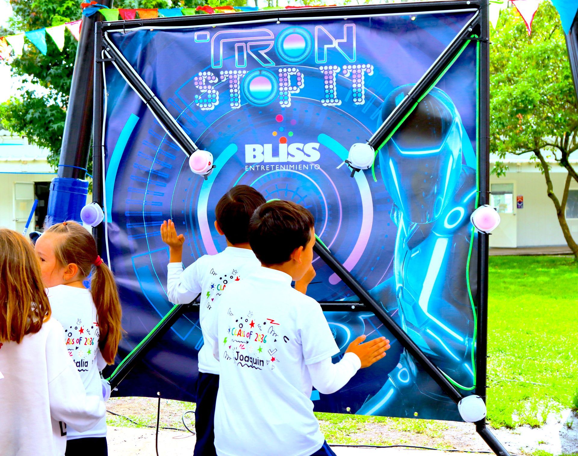 Un grupo de niños está jugando a un juego llamado Tron, deténlo.