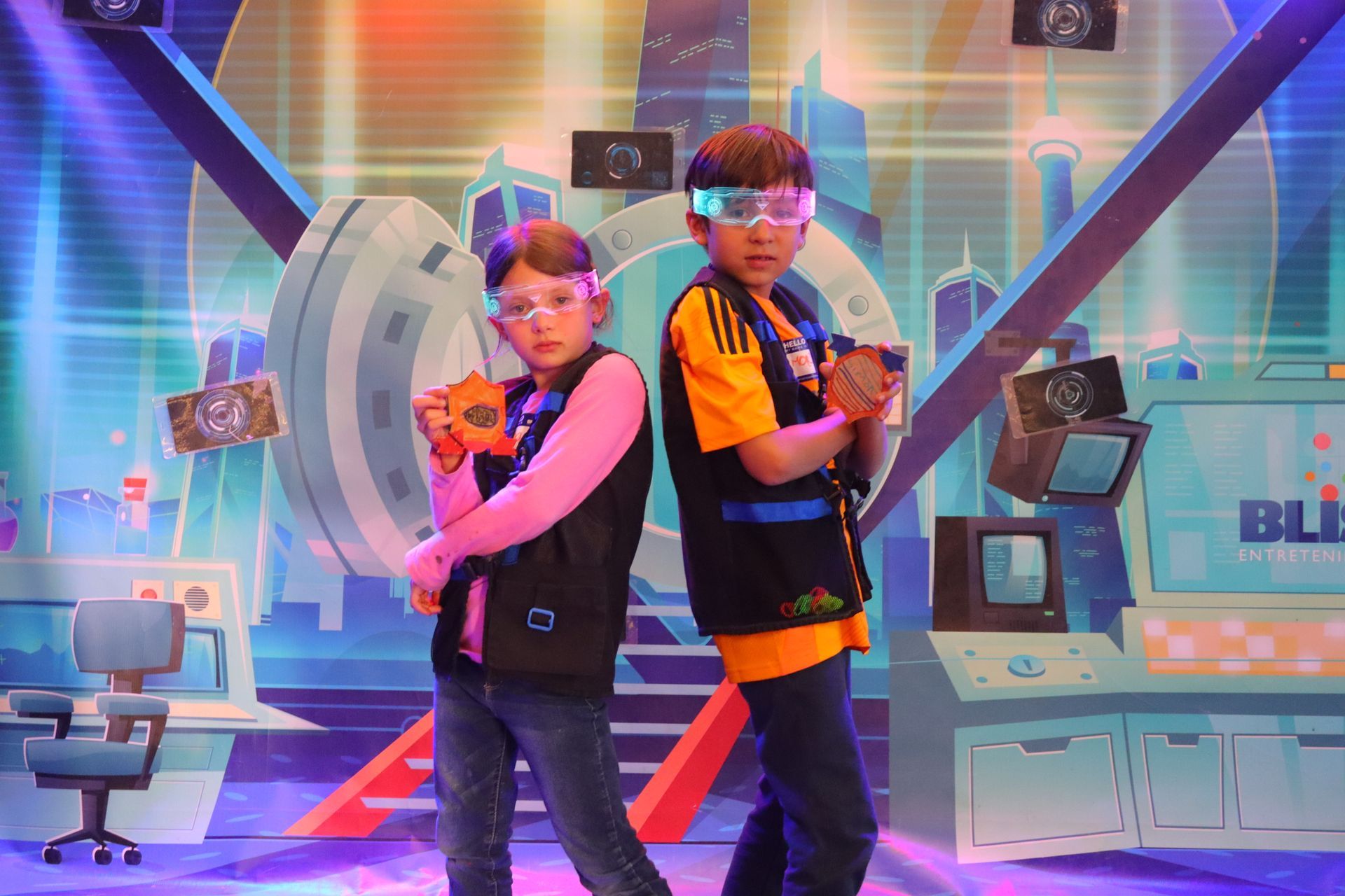 Un niño y una niña están parados uno al lado del otro en un escenario.