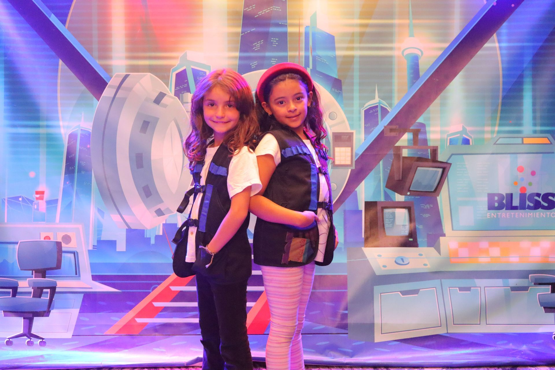 Dos chicas jóvenes están paradas una al lado de la otra en un escenario.