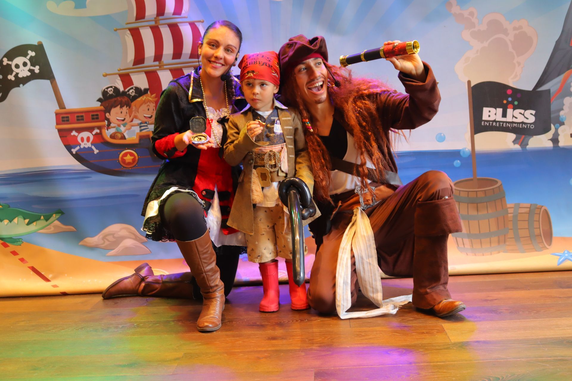 Un grupo de personas vestidas de piratas posan para una fotografía.