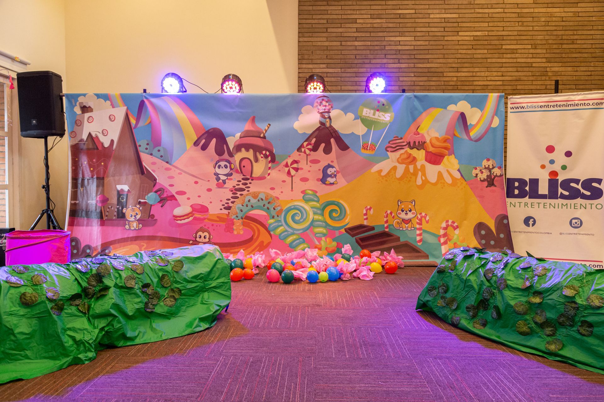 Una habitación con un mural y un cartel que dice felicidad.