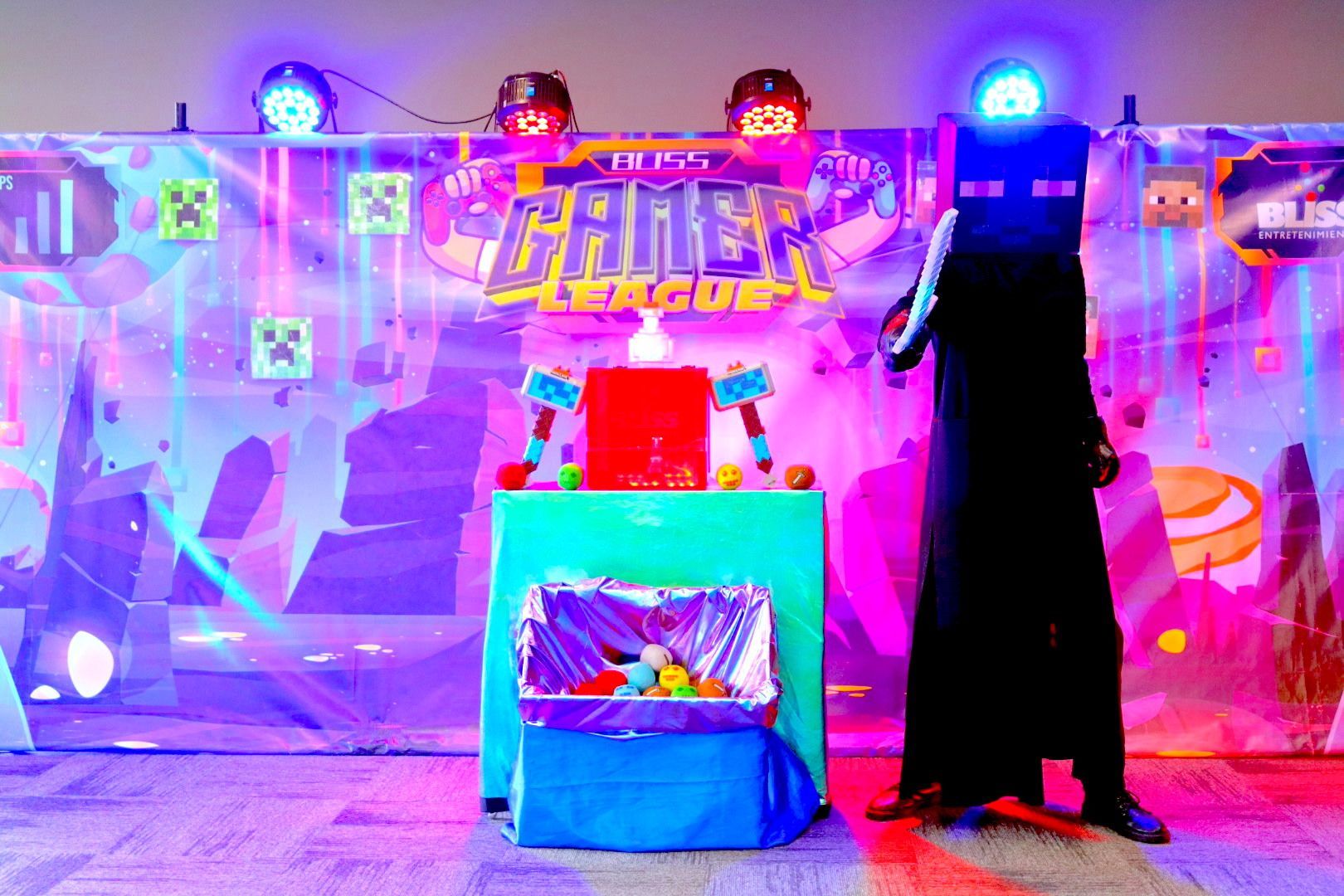 Un hombre con un disfraz de Minecraft está parado frente a una pared.