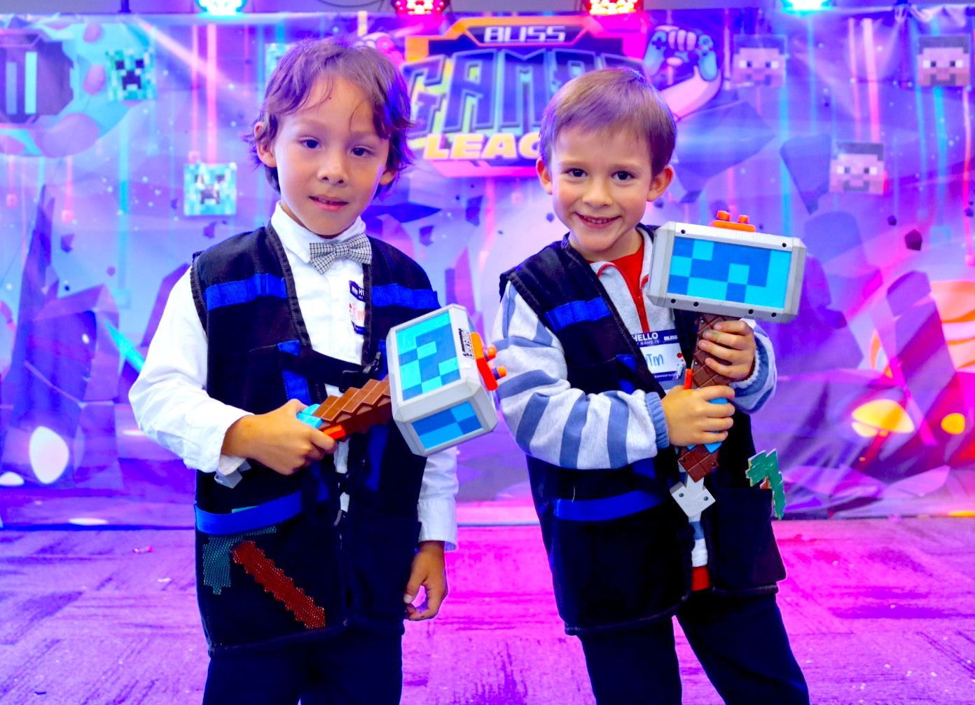 Dos niños pequeños están parados uno al lado del otro sosteniendo juguetes.