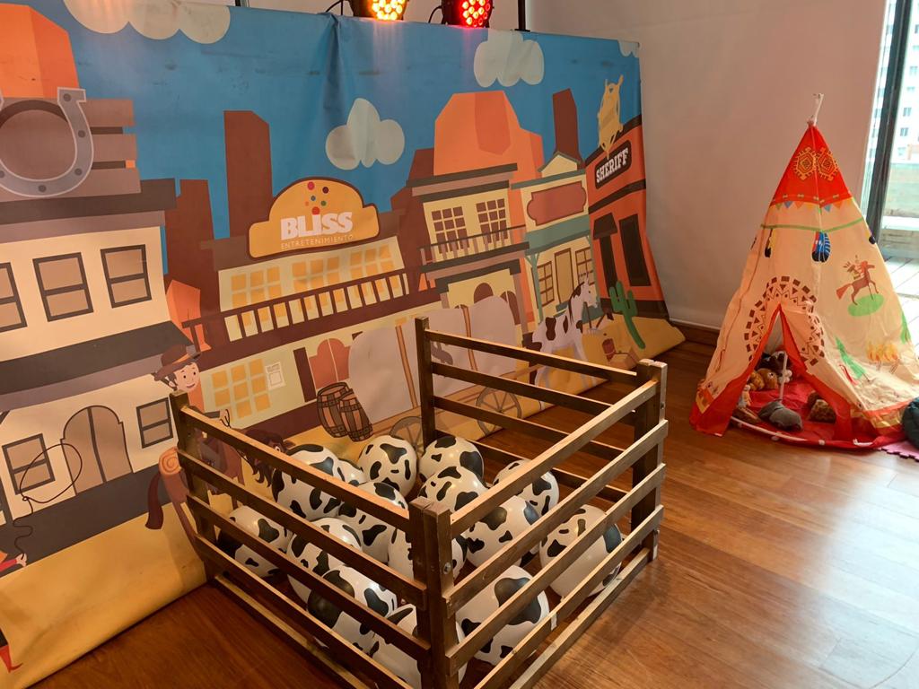 Una habitación con una valla de madera y un tipi.