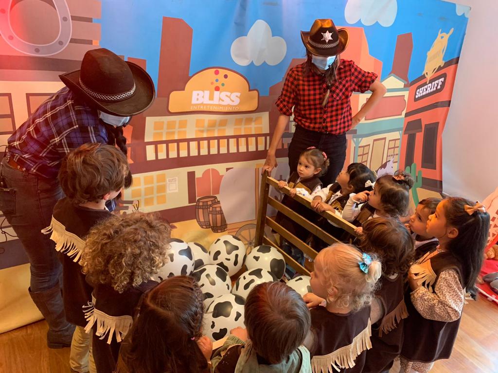 Un grupo de niños están disfrazados de vaqueros y vaqueras.