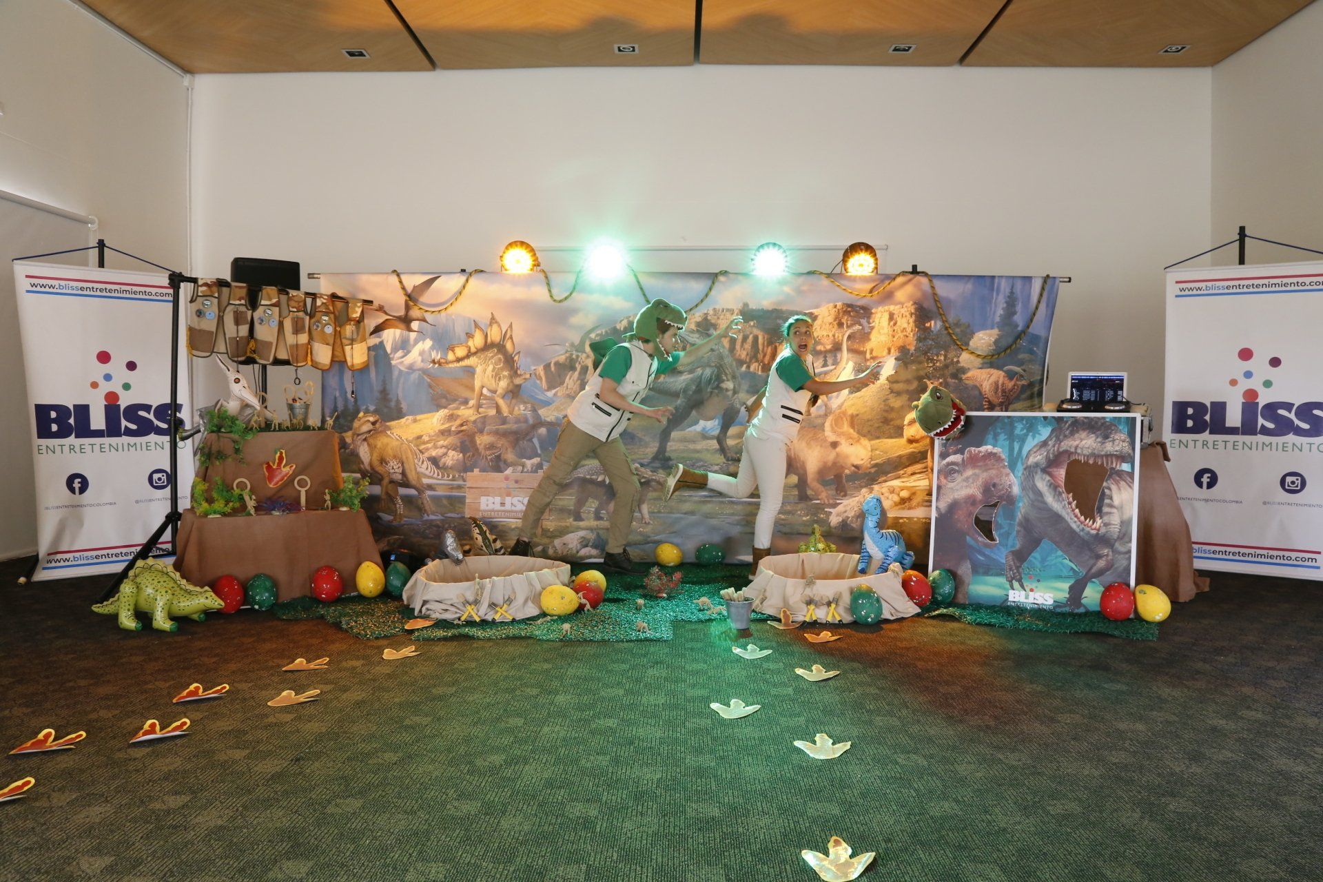 Una habitación decorada con una imagen de dinosaurios y un cartel que dice felicidad.