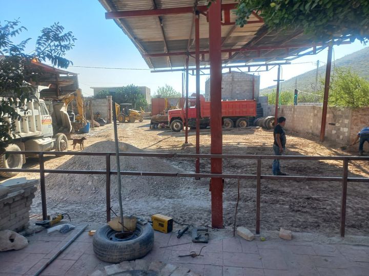 Equipo de obra revisando logística de construcción