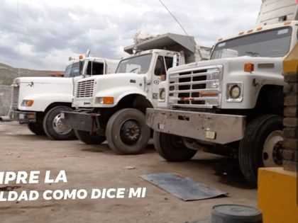 Retroexcavadora trabajando en excavación