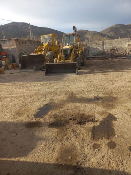 Camión de volteo con material para construcción