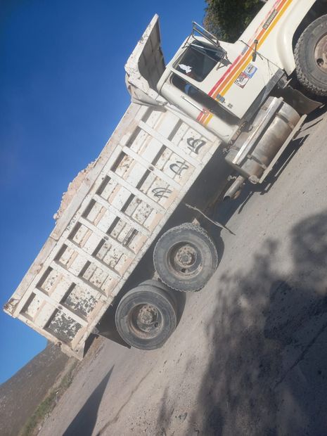 Equipo de obra coordinando trabajos