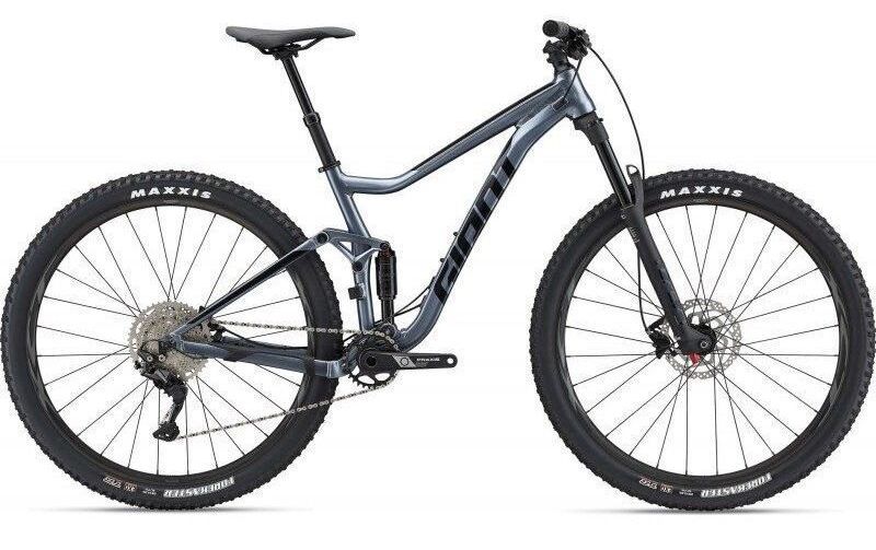 Una mountain bike blu e nera su uno sfondo bianco.