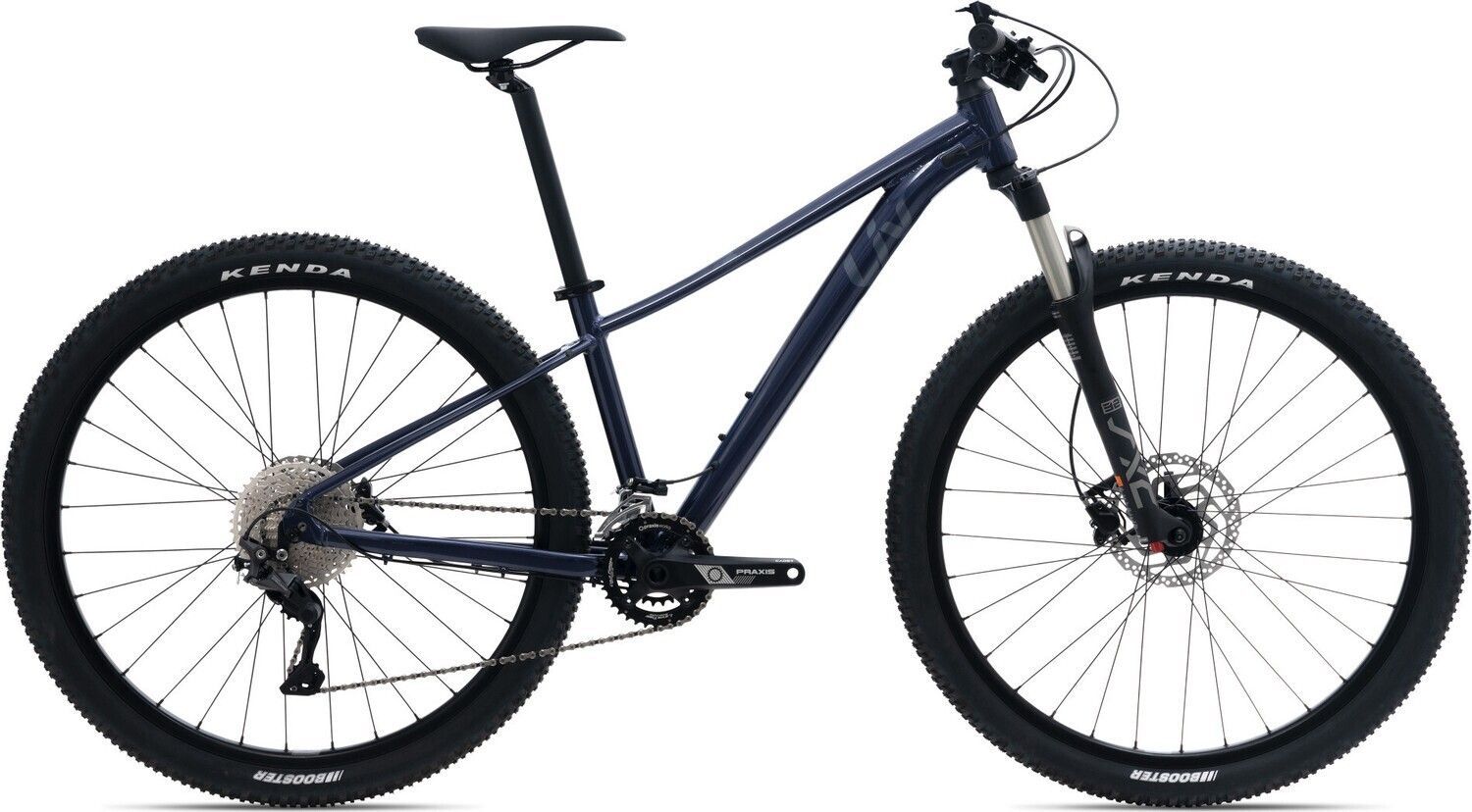 Una mountain bike blu con ruote nere su sfondo bianco.