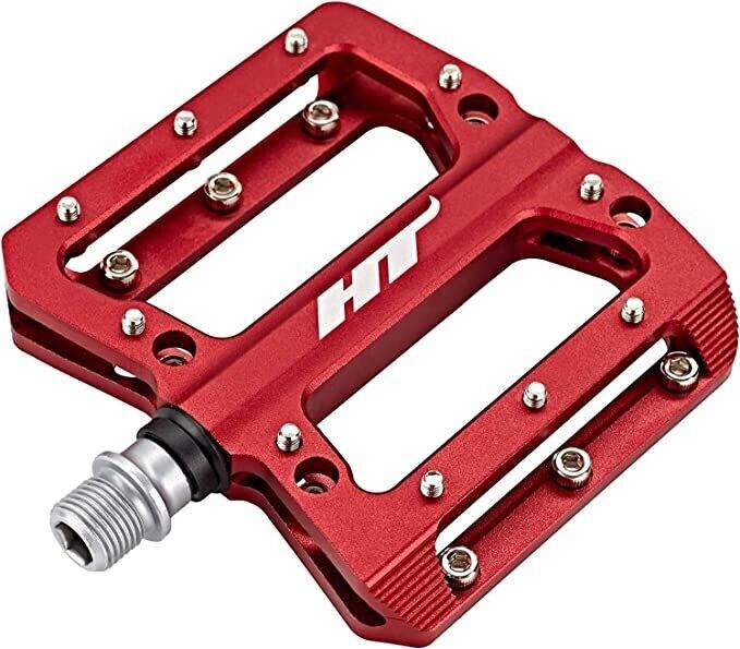 Un paio di pedali ht rossi su sfondo bianco