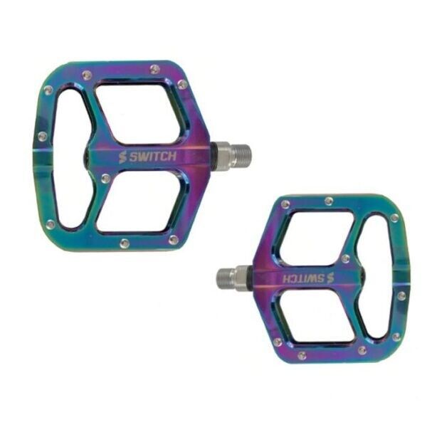 Un paio di pedali color arcobaleno con la scritta 